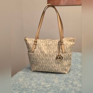 Pristine Michael Kors Jet Set Signature Tote